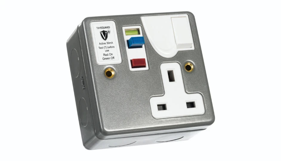 timeguard RCD03MAVN Valiance+® RCD Protected Single Gang Metal Switched Socket – Active