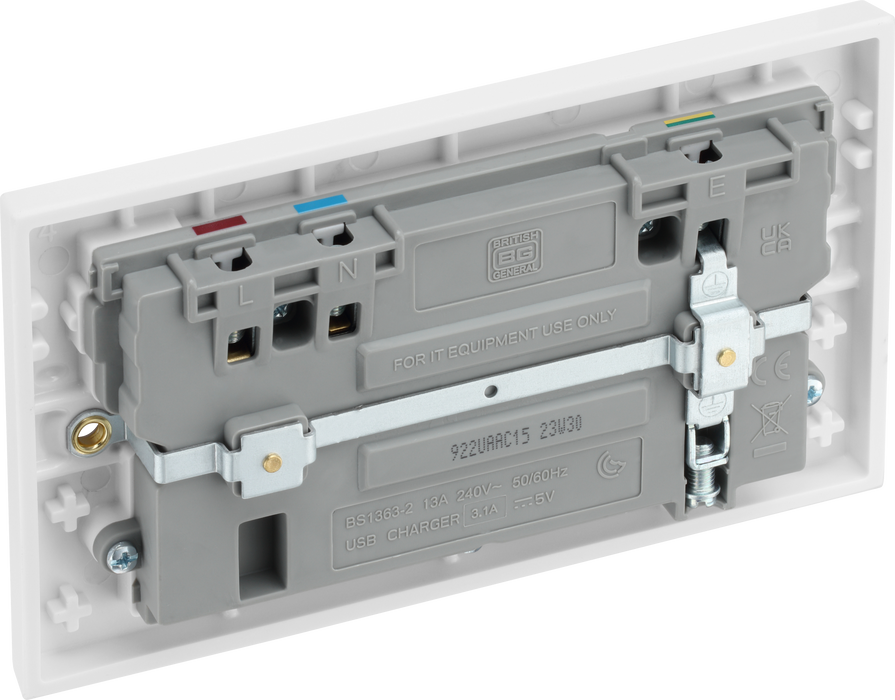 BG Nexus 922UAAC15 Double switched single pole, with 2 x USB A + 1 x USB C (15W) White Moulded