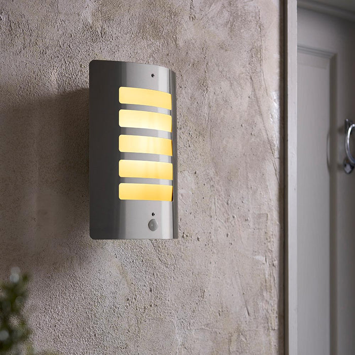 Saxby ST031FPIR Bianco PIR 1lt IP44 15W Wall Light